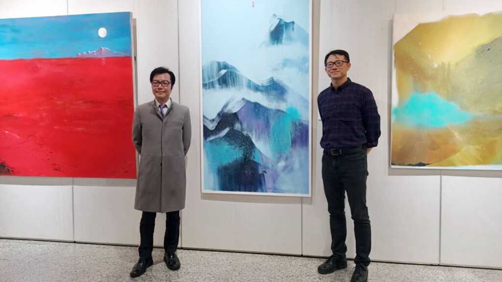 ▲藝術家陳歡透過畫作傳達對祖母及父母親的思念之情。（記者林郁芯攝）